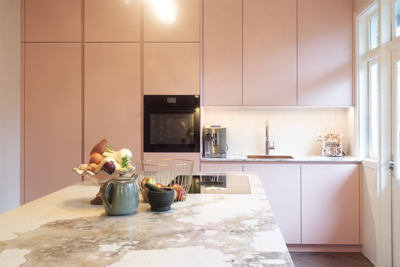 FotoZachtroze keuken die allesbehalve zoet is